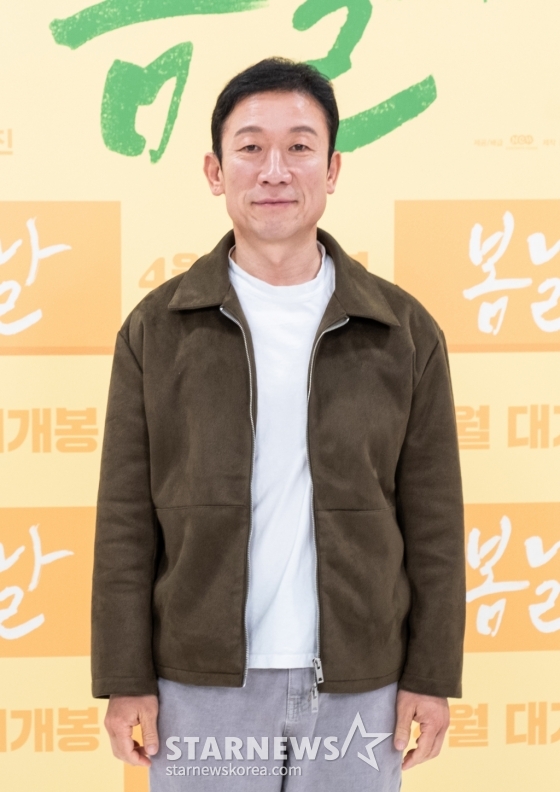 배우 정석용이 30일 오전 온라인 생중계로 진행된 영화 '봄날' 제작보고회에 참석해 포즈를 취하고 있다.  한때 잘나갔지만 현재는 집안의 애물단지인 철부지 형님 호성이 아는 인맥 모두 끌어 모은 아버지의 장례식장에서 부조금으로 한탕 크게 벌이려다 수습불가 사건에 휘말리는 이야기를 다룬 영화 '봄날'은 내달 개봉예정이다. /사진제공=콘텐츠판다 2022.03.30