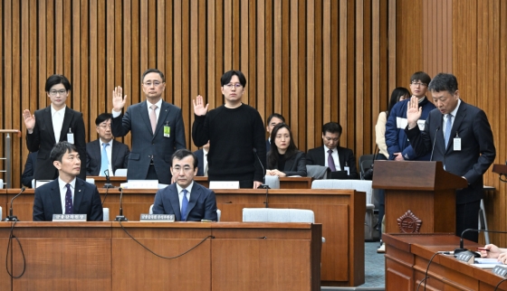 김광일 홈플러스 대표이사 겸 MBK 부회장이 18일 서울 여의도 국회에서 열린 정무위원회 홈플러스 기업회생절차에 대한 현안 질의에서 선서를 하고 있다. /사진제공=뉴시스