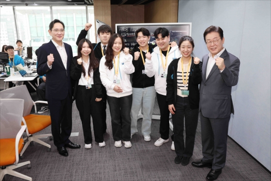 이재명 더불어민주당 대표와 이재용 삼성전자 회장이 20일 오전 서울 강남구 역삼동 삼성 청년 소프트웨어 아카데미(SSAFY)에서 열린 '청년 취업 지원 현장 간담회'를 마친 뒤 아카데미를 둘러보며 청년들과 기념촬영을 하고 있다. /사진=뉴시스