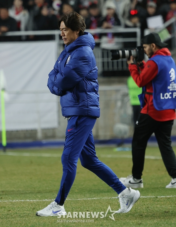 2026 북중미 월드컵 아시아 3차 예선 대한민국 대 요르단 경기가 25일 수원월드컵경기장에서 열렸다.  홍명보 감독이 경기가 1-1 무승부로 종료되자 아쉬워하며 선수들을 격려하고 있다. /사진=김진경 대기자.