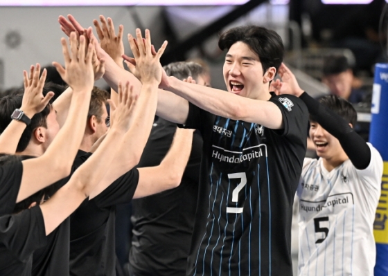 챔프전 1차전 승리 후 동료들과 하이파이브를 하는 허수봉(가운데). /사진=KOVO 제공