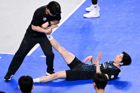 3세트 종료 후 종아리 경련을 풀고 있는 허수봉(오른쪽). /사진=KOVO 제공