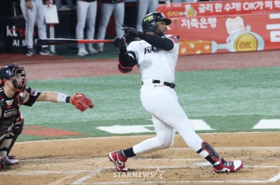 로하스의 홈런 타격 모습. /사진=김진경 대기자