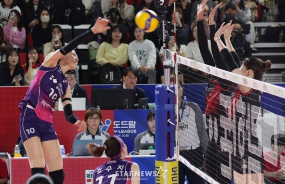 김연경(왼쪽)이 정관장 블로커들을 앞에 두고 강한 스파이크를 때리고 있다. /사진=김진경 대기자