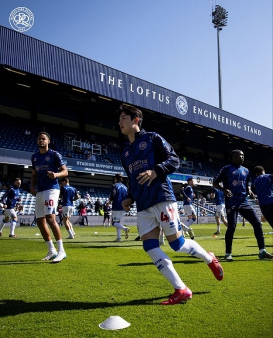 경기 전 몸을 푸는 양민혁(가운데). /사진=QPR SNS