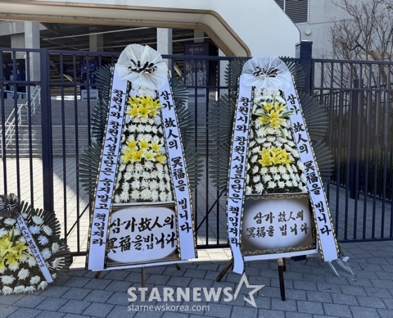2일 창원NC파크 4번 게이트 앞에 추모화환이 놓여 있다. /사진=양정웅 기자