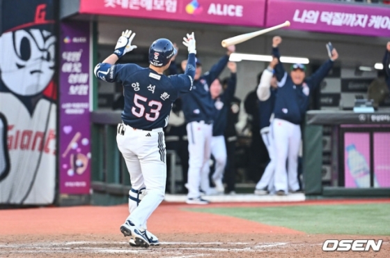 두산 양석환이 6일 사직 롯데전에서 8회 역전 2점 홈런을 터트리자 더그아웃의 선수들이 기뻐하고 있다.