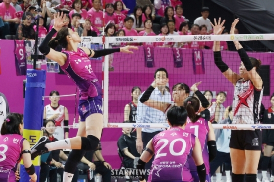 김연경(왼쪽)이 높은 타점에서 스파이크를 날리고 있다. /사진=김진경 대기자