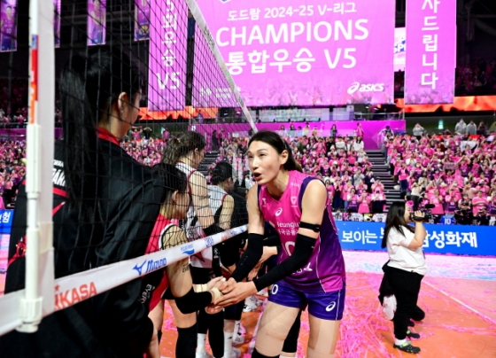 김연경(오른쪽)이 우승 후 정관장 선수들과 악수를 나누고 있다. /사진=김진경 대기자