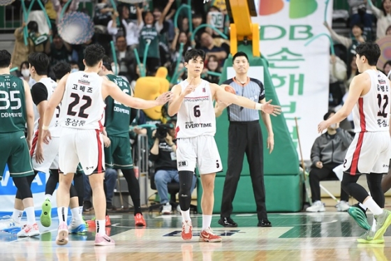 기뻐하는 안양 정관장 선수들. /사진=KBL 제공