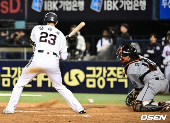 한화 포수 최재훈(오른쪽)이 8일 잠실 두산전 8회말 1사 3루 강승호의 타석에서 공을 받지 못하고 있다. 