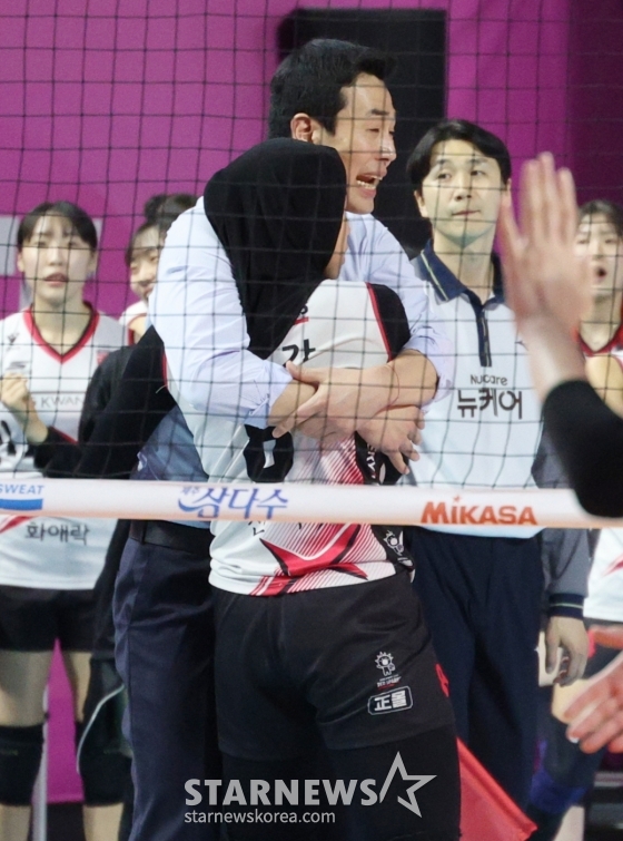 [포토] 메가 '감독님 울지마세요'
