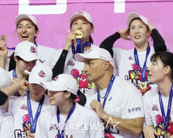 [포토] 김연경, 배구여제의 금빛 키스