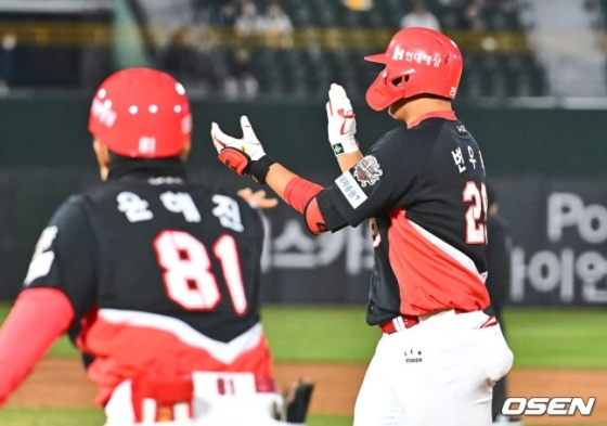 KIA 변우혁(오른쪽)이 8일 사직 롯데전에서 6회말 2타점 적시타를 기록하고 있다.