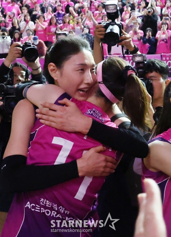 [포토] 김연경, 절친 김수지와 뜨거운 포옹