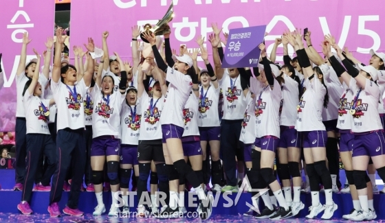 [포토] 김연경 '우승 트로피 들고 라스트댄스'
