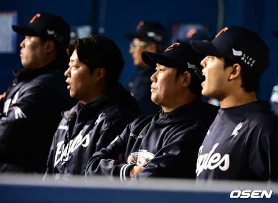 한화 하주석(오른쪽에서 2번째)이 8일 잠실 두산전을 벤치에서 지켜보고 있다. 