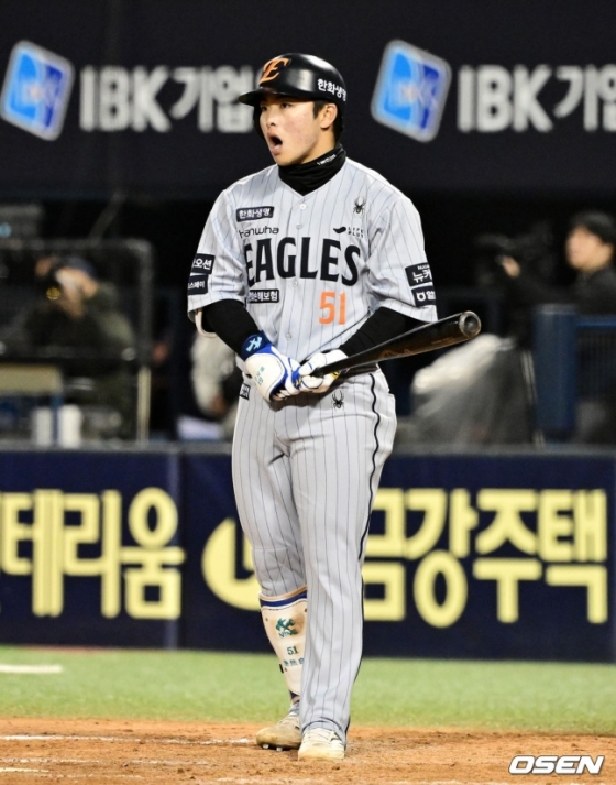 한화 문현빈이 8일 잠실 두산전에서 삼진 후 아쉬워하고 있다.