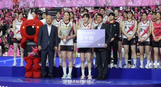염혜선(가운데)이 준우승 트로피와 상금을 수여받고 있다. /사진=김진경 대기자