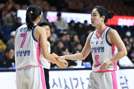  강유림(왼쪽)과 김아름. /사진=WKBL 제공