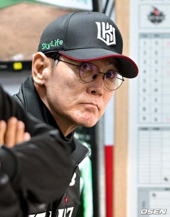 8알 NC전을 지켜보고 있는 이강철 감독.