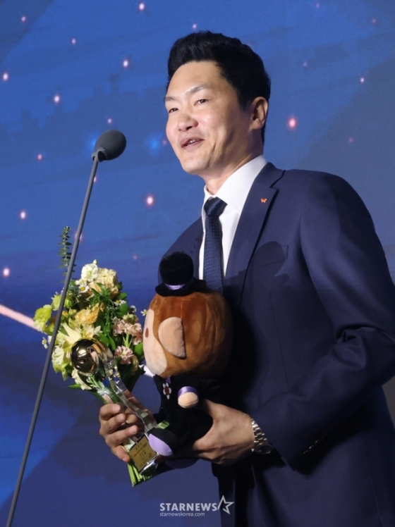 2024~2025 KCC 프로농구 시상식이 9일 서울 강남구 그랜드 인터컨티넨탈 서울 파르나스 그랜드볼룸에서 열렸다.  서울SK 전희철 감독이 감독상 수상 후 소감을 밝히고 있다. /사진=김진경 대기자.