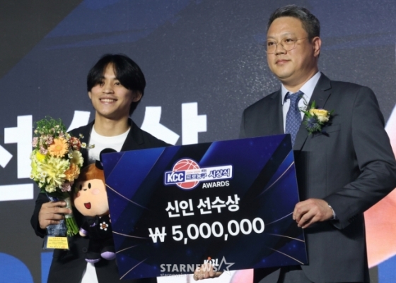 2024~2025 KCC 프로농구 시상식이 9일 서울 강남구 그랜드 인터컨티넨탈 서울 파르나스 그랜드볼룸에서 열렸다.  카쿨랑안(KT)이 신인선수상 수상 후 포즈를 취하고 있다. /사진=김진경 대기자.