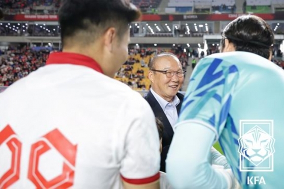 2023년 대한민국 대표팀과 평가전을 위해 입국한 베트남 대표팀을 격려하는 박항서 감독(가운데). /사진=대한축구협회
