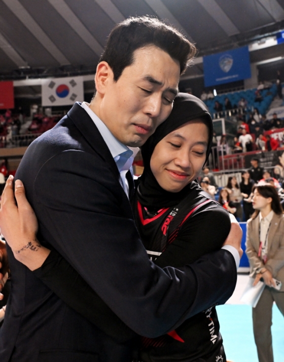 고희진 정관장 감독(왼쪽)이 4차전 승리 후 메가를 안아주고 있다. /사진=KOVO 제공