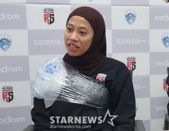 4차전을 마치고 어깨에 아이싱을 한채 취재진과 인터뷰를 하고 있는 메가. /사진=안호근 기자