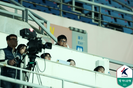 관중석에서 경기를 지켜보는 이정효(위) 광주FC 감독. /사진=한국프로축구연맹 제공