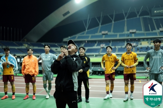 마철준(앞) 광주FC 수석코치가 경기 승리 후 세리머니하고 있다. /사진=한국프로축구연맹 제공