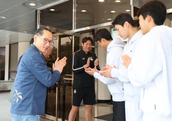 선수단을 격려하는 최종양 구단주(왼쪽).  /사진=이랜드FC