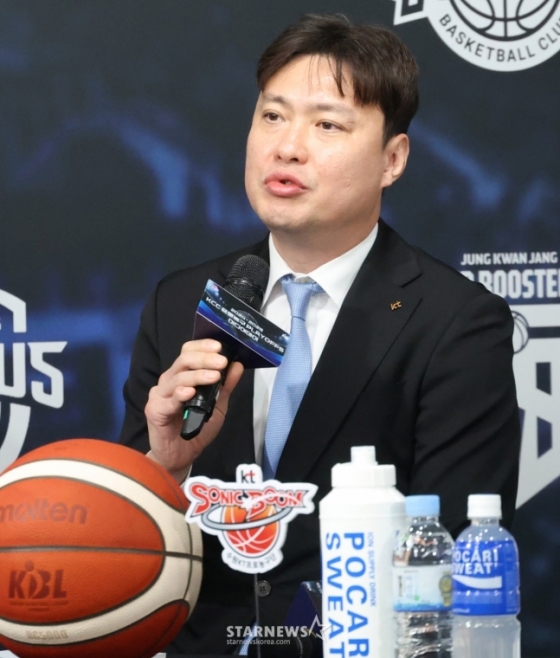 송영진 수원 KT 감독이 취재진 질문에 답하고 있다. /사진=김진경 대기자