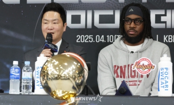 전희철(왼쪽) 감독과 자밀 워니. /사진=김진경 대기자