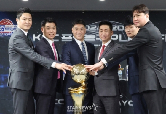 (왼쪽부터) 전희철, 조동현, 조상현, 김상식, 강혁, 송영진 감독. /사진=김진경 대기자