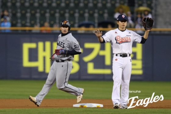한화 노시환(왼쪽)이 2루에 도달했다. /사진=한화 이글스 제공