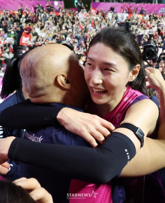 아본단자 감독(왼쪽)이 우승 후 김연경과 포옹을 나누고 있다. /사진=김진경 대기자