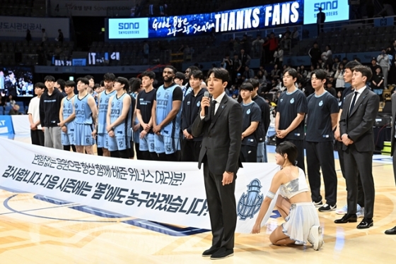 김태술 전 감독(오른쪽)이 팬들에게 인사를 하고 있다. /사진=KBL 제공