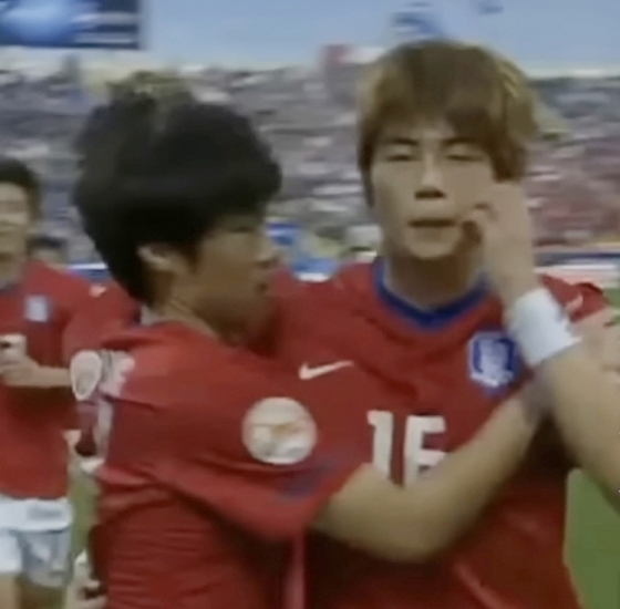 기성용이 지난 2011년 1월 카타르 아시아축구연맹(AFC) 아시안컵 4강 한일전에서 페널티킥(PK) 선제골을 넣은 뒤 관중석으로 달려가 '원숭이 세리머니'를 펼치고 있다./사진=SNS 갈무리