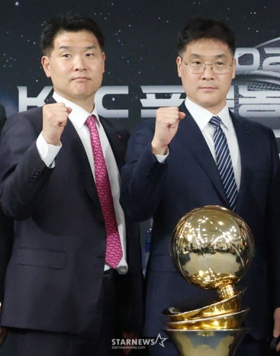 조상현(왼쪽) 창원 LG 감독과 조동현  울산 현대모비스감독이 지난 10일 서울 강남구 KBL센터 5층 교육장에서 '2024~2025 KCC 프로농구 플레이오프 미디어데이'에서 포즈를 취하고 있다. /사진=김진경 대기자