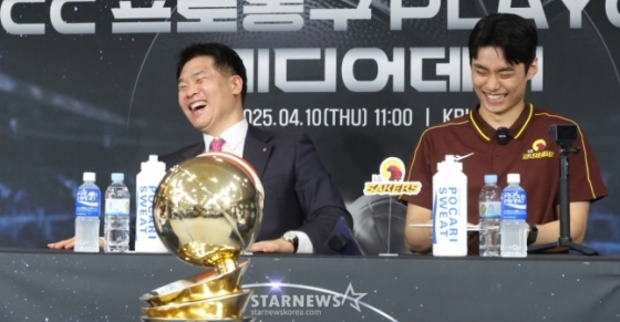 조상현(왼쪽) 감독과 유기상이 환하게 웃고 있다. /사진=김진경 대기자