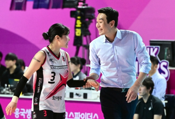 염혜선(왼쪽)과 고희진 감독. /사진=KOVO 제공