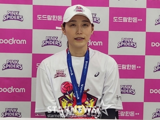 김연경이 챔프전 우승 후 인터뷰를 하고 있다. /사진=안호근 기자