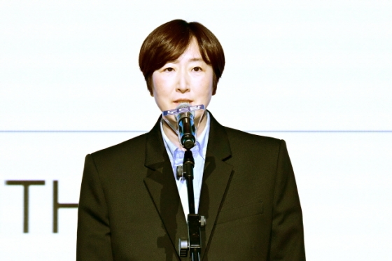 장소연 페퍼저축은행 감독이 1순위 지명권을 얻어 와일러를 지명하고 있다. /사진=KOVO 제공