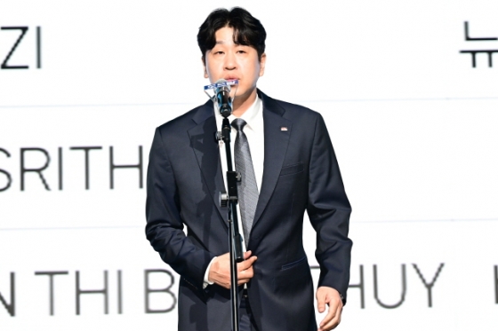 김종민 한국도로공사 감독이 11일 2025 V-리그 여자부 아시아쿼터 드래프트에 참가해 타나차와 재계약 소식을 전하고 있다. /사진=KOVO 제공