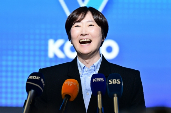 1순위로 와일러를 지명한 장소연 페퍼저축은행 감독이 환한 미소를 짓고 있다. /사진=KOVO 제공