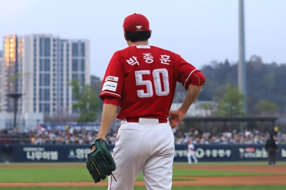 11일 마운드로 올라가는 박종훈. /사진=SSG 랜더스
