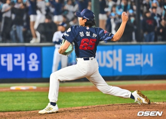 롯데 정철원이 11일 사직 NC전에서 투구하고 있다. 