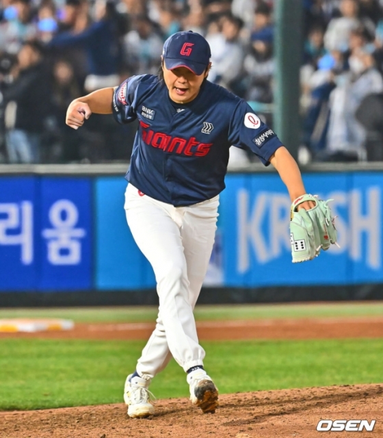 롯데 정철원이 11일 사직 NC전에서 8회말 아웃카운트를 잡은 후 포효하고 있다. 